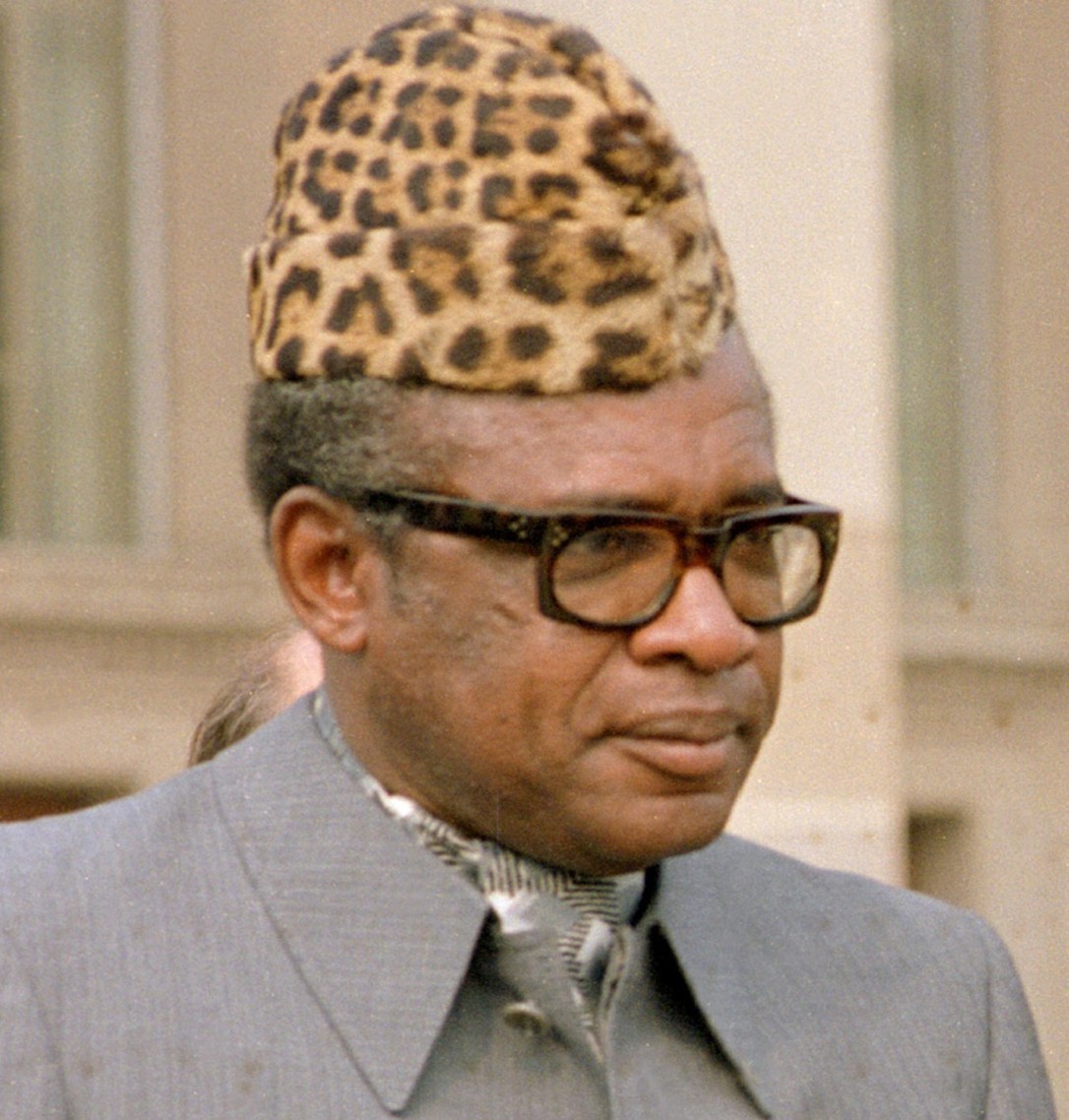 Secretary of Defense Caspar W. Weinberger meets with President Mobutu of Zaire in his Pentagon office, Room 3E880.